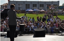 Konferansjer oraz dzieci na scenie 