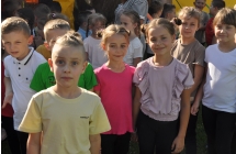 Grupa dzieci przygotowująca się do występu artystycznego 