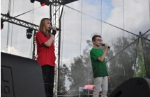 Występ wokalny duetu - chłopczyk i dziewczynka 