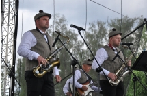 Muzycy ludowi w charakterystycznych, jednakowych strojach 