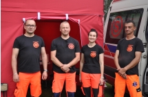 Służba medyczna. Troje mężczyzn i jedna kobieta. 