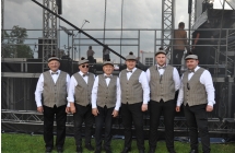 Sześcioro mężczyzn w jednakowych strojach. Zespół folklorystyczny 