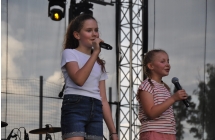 Duet wokalny śpiewający na scenie. Dwie dziewczynki 
