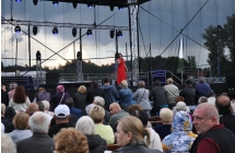 Publiczność oraz artystka na scenie 
