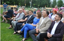 Zaproszeni goście oraz publiczność obserwująca występy na scenie 