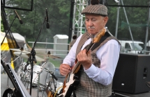 Gitarzysta z zespołu ludowego 