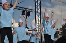 Występ artystyczny dzieci w charakterystycznych strojach 