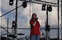 Występ wokalny młodej dziewczyny 