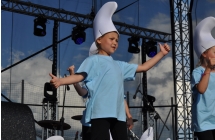 Występ taneczny grupy przedszkolaków