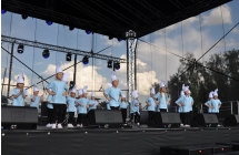 Występ taneczny kilkunastoosobowej grupy tanecznej 