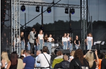 Występ grupy tanecznej na scenie 