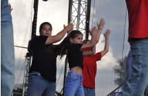 Kilka dziewczynek podczas występu tanecznego na scenie 