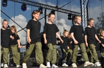 Występ artystyczno-taneczny dzieci ze szkoły z terenu gminy 
