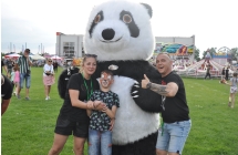 Maskotka pandy wraz z fanami 