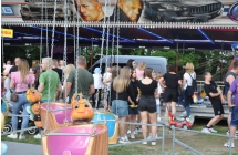 Ludzie przy atrakcjach wesołego miasteczka 