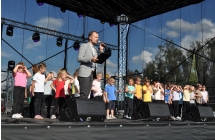 Konferansjer i kilkanaścioro dzieci za nim