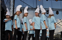 Dzieci na scenie w strojach smerfów 
