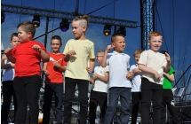 Uczniowie podczas występu tanecznego