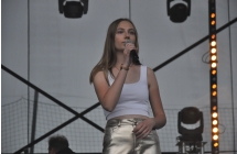 Kobieta śpiewająca na scenie 