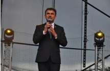 Mężczyzna w garniturze na scenie 
