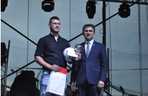Dwoje mężczyzn na scenie 
