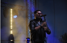 Charyzmatyczny wokalista na scenie 