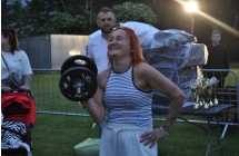 Kobieta podczas konkursu podnoszenia hantli 