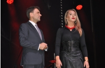 Mężczyzna wraz z tancerką zespołu Kordian 