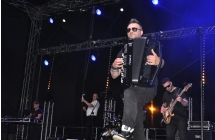 Akordeonista na scenie wraz z wokalistą 