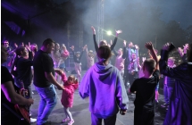Koncert zespołu. Na scenie dzieci wraz z artystami 