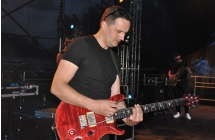 Instrumentalista grający na gitarze elektrycznej na scenie 
