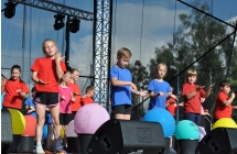Zespół taneczny składający się z dzieci na scenie 