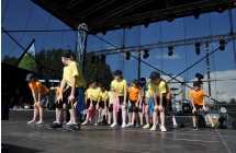 Grupa taneczna składająca się dzieci 