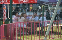 Kilka osób przy stole biesiadnym 