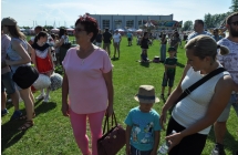 Dwie kobiety i chłopczyk na terenie placu imprezy 
