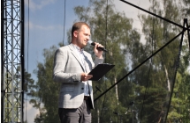 Konferansjer na scenie 
