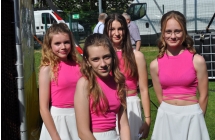 Cztery dziewczynki w jednakowych strojach przed wejściem na scenę 