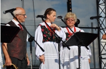 Dwie kobiety i mężczyzna w ludowych strojach 