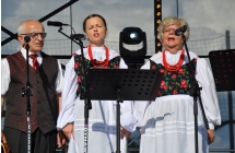 Mężczyzna i dwie kobiety w ludowych strojach 
