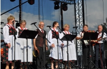 Kilkuosobowy zespół ludowy w charakterystycznych strojach 