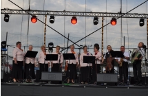 Kilkunastoosobowy zespół ludowy na scenie 