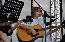 Dziewczyna śpiewająca i grająca na gitarze 
