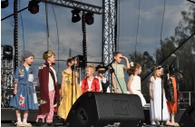 Dziecięcy zespół wokalny wykonując utwory na scenie 