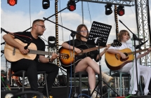 Trio gitarowe na scenie. 