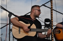 Mężczyzna grający na gitarze 