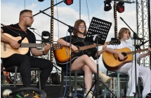 Trio gitarowe - dwie kobiety oraz jeden mężczyzna 