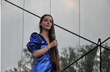 Kobieta śpiewająca piosenkę na scenie 