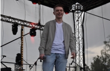 Uśmiechnięty wokalista na scenie 