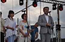 Mężczyzna i dwie kobiety na scenie 