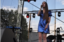Dziewczyna śpiewająca na scenie 